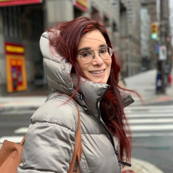 Meet your Posher, Laura - Picture 1 of 1